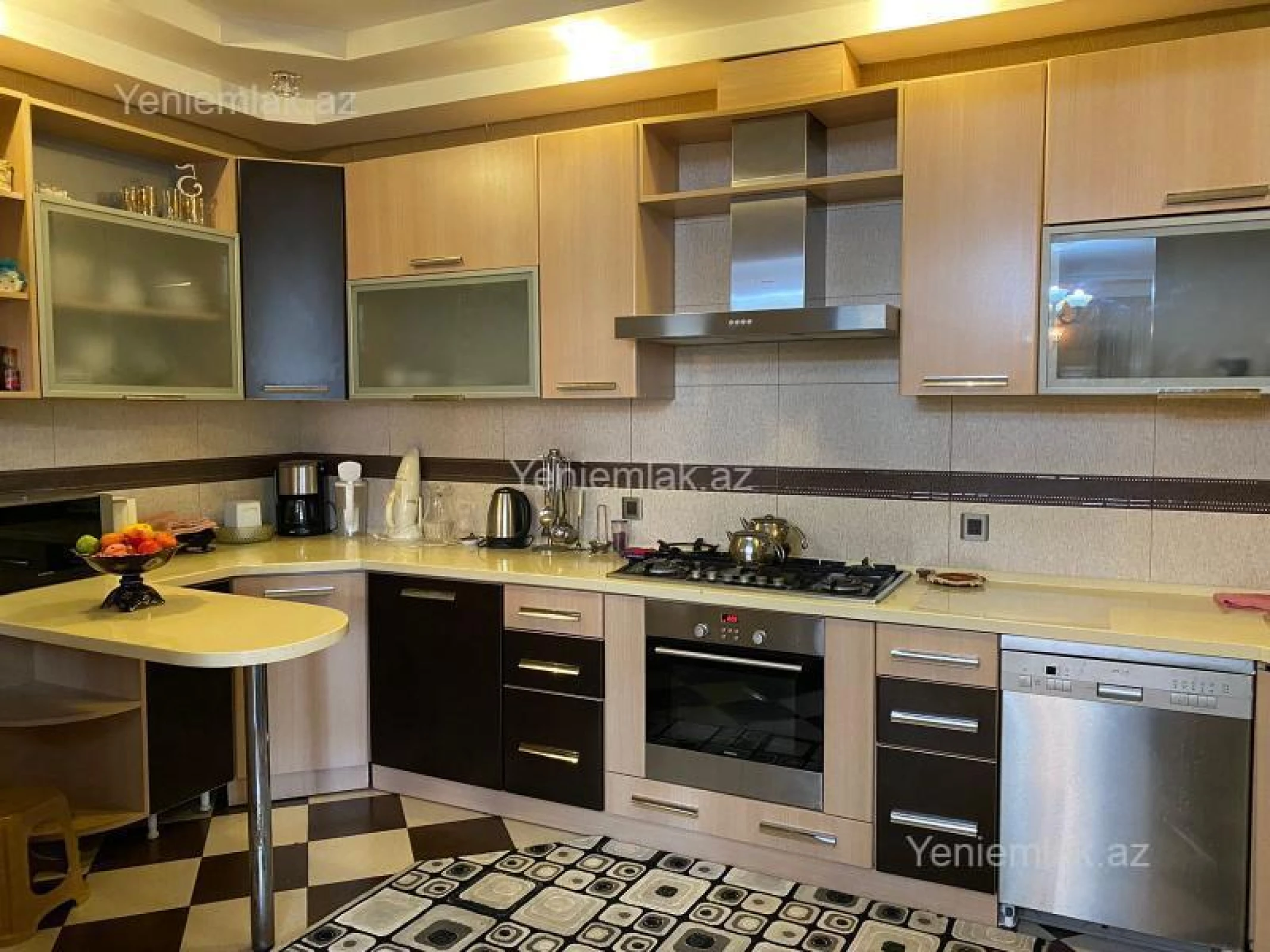 Satılır 7 otaqlı həyət evi 365 m²