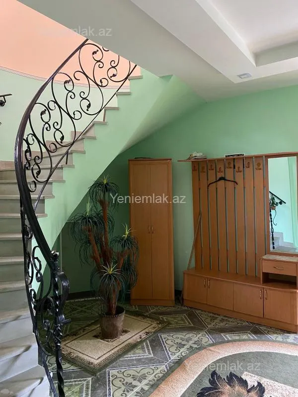 Satılır 7 otaqlı həyət evi 365 m²