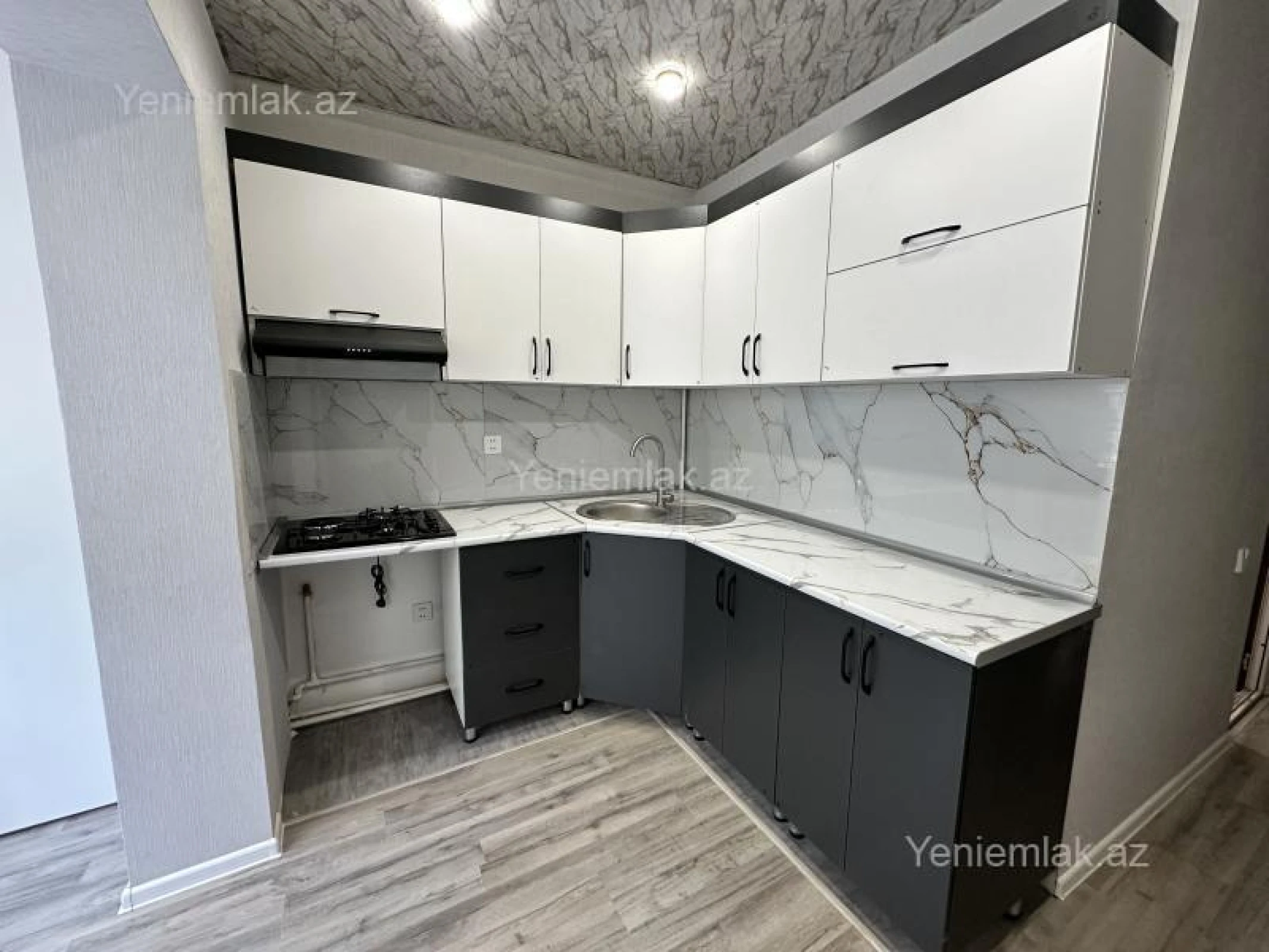 Satılır 2 otaqlı köhnə tikili 60 m²