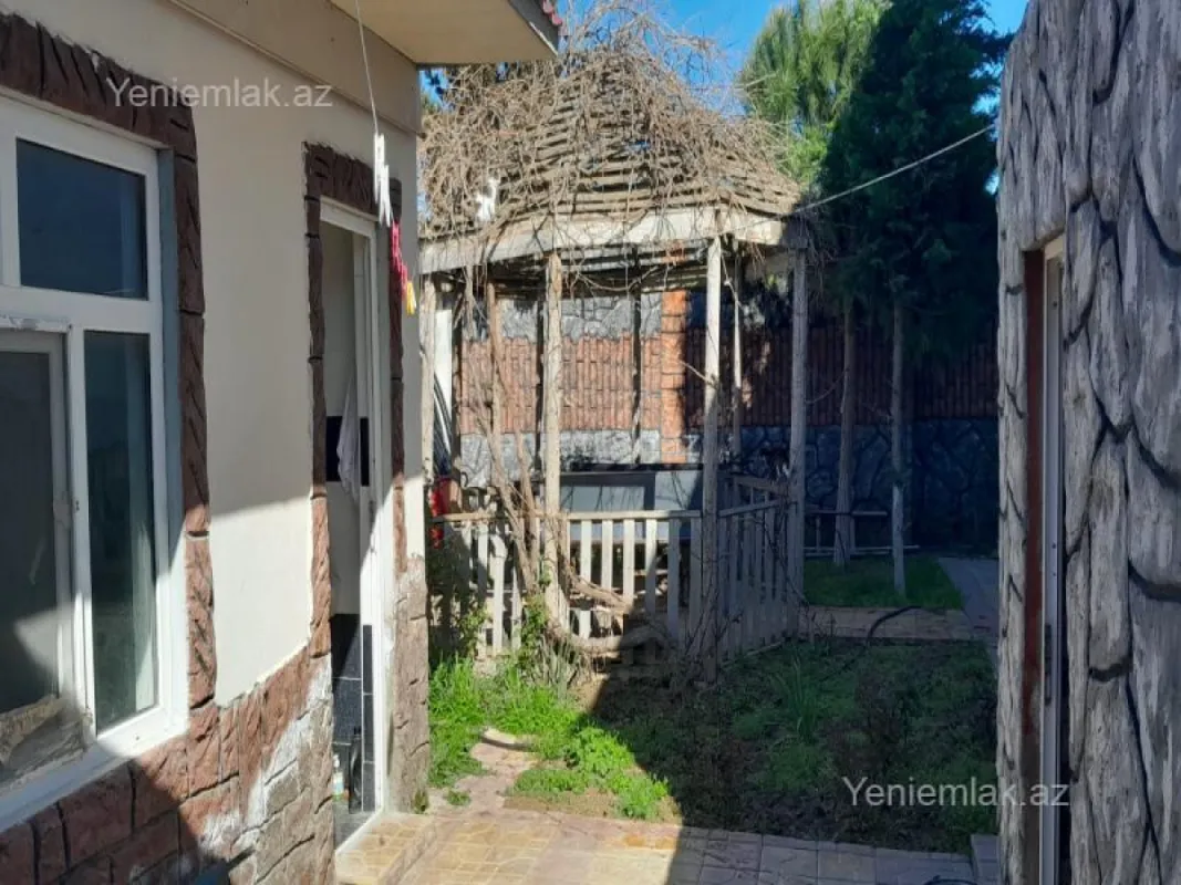 Satılır 4 otaqlı həyət evi 140 m²