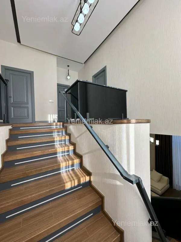 Satılır 5 otaqlı həyət evi 240 m²