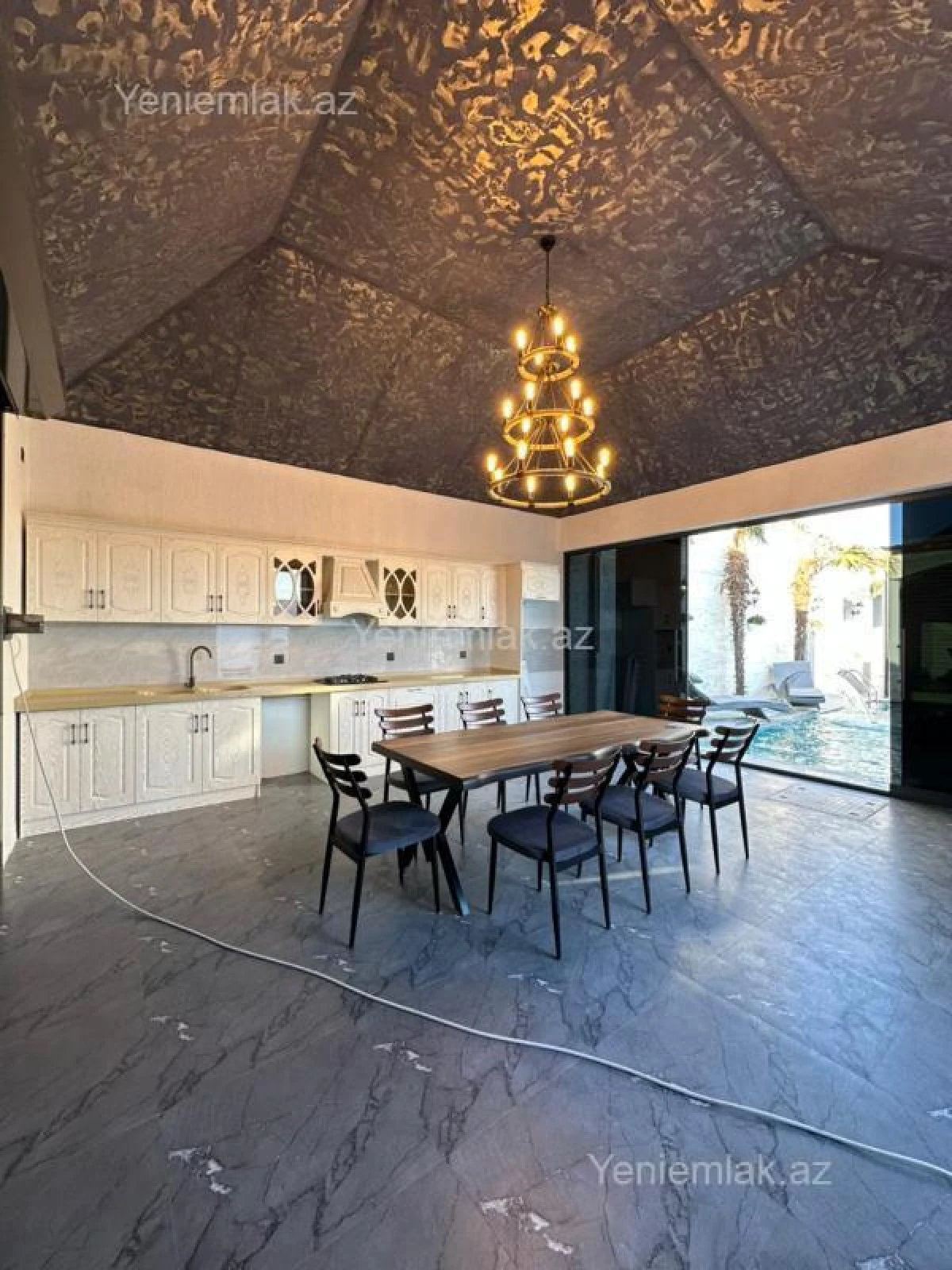 Satılır 5 otaqlı həyət evi 240 m²