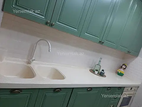 Satılır 4 otaqlı köhnə tikili 120 m²