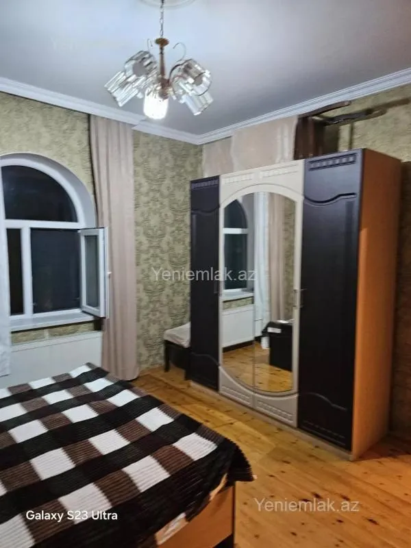 Satılır 5 otaqlı həyət evi 240 m²