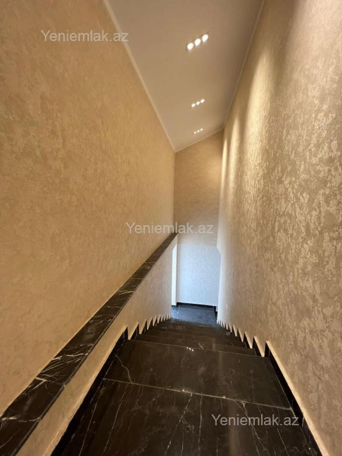 Satılır 7 otaqlı həyət evi 400 m²