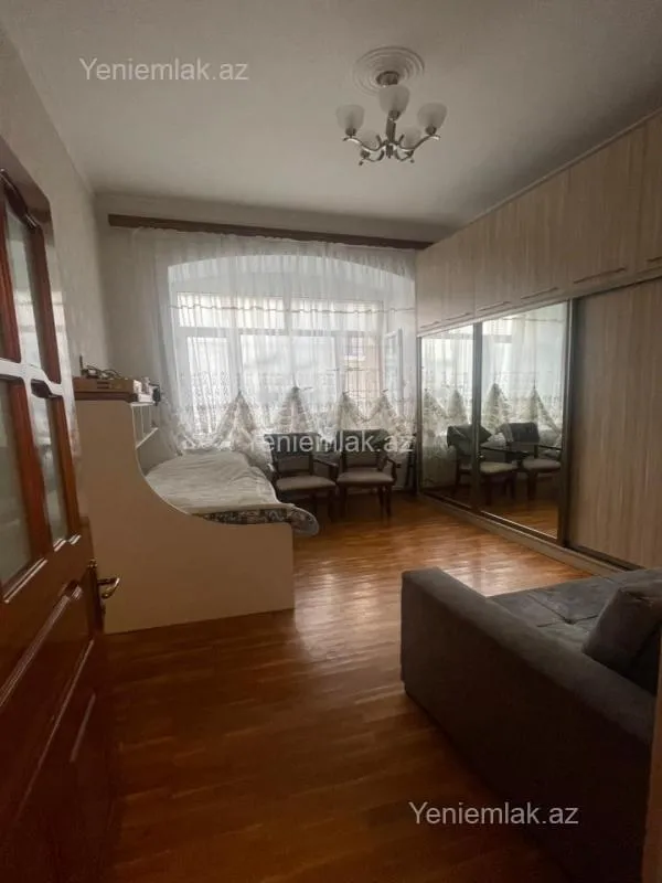 Satılır 3 otaqlı köhnə tikili 90 m²
