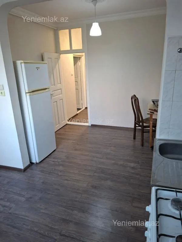 Satılır 2 otaqlı köhnə tikili 60 m²