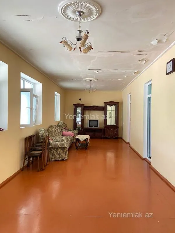 Satılır 9 otaqlı həyət evi 250 m²