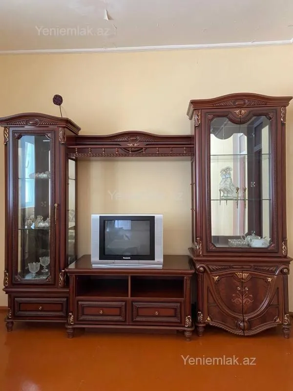 Satılır 9 otaqlı həyət evi 250 m²