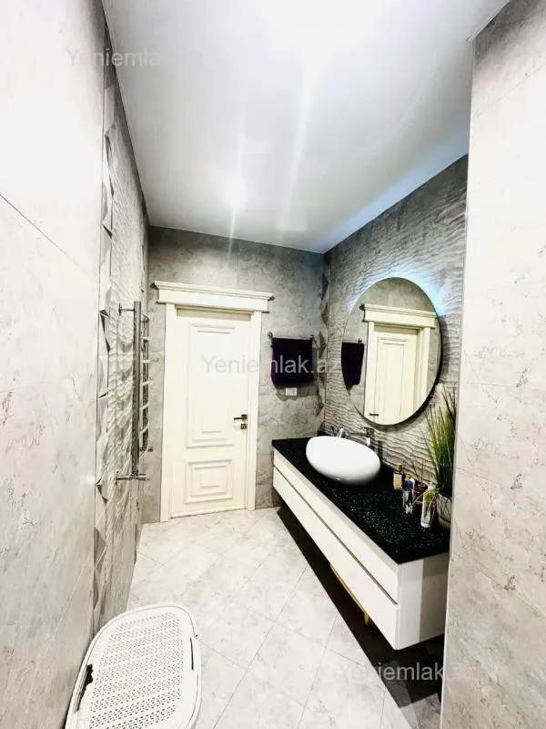 Satılır 3 otaqlı yeni tikili 136.5 m²