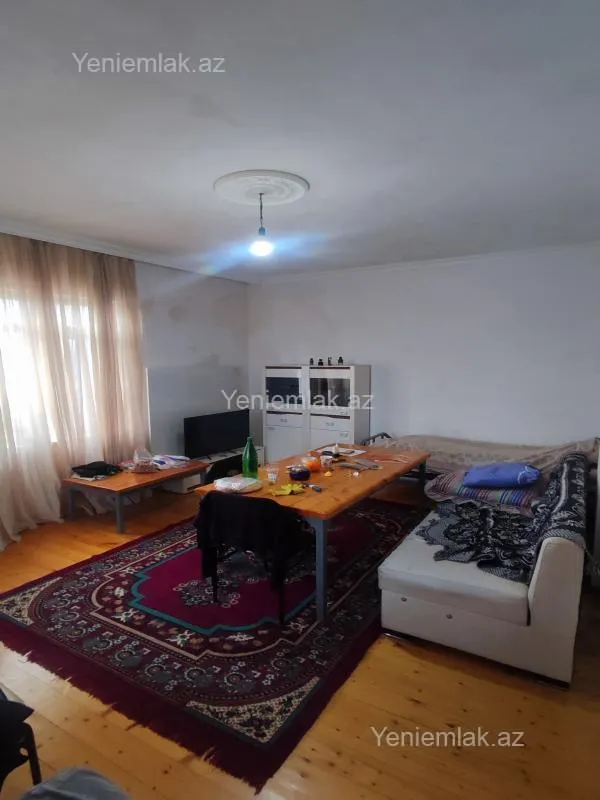 Satılır 5 otaqlı həyət evi 200 m²