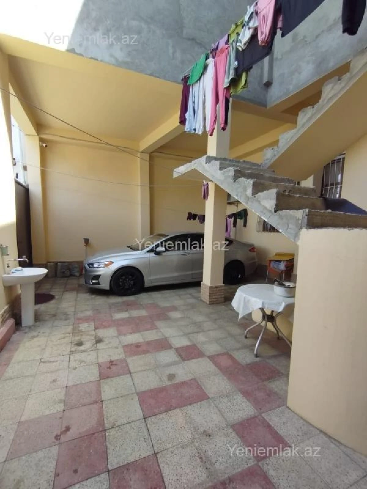 Satılır 8 otaqlı həyət evi 200 m²