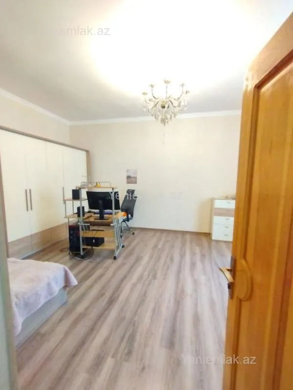 Satılır 8 otaqlı həyət evi 200 m²