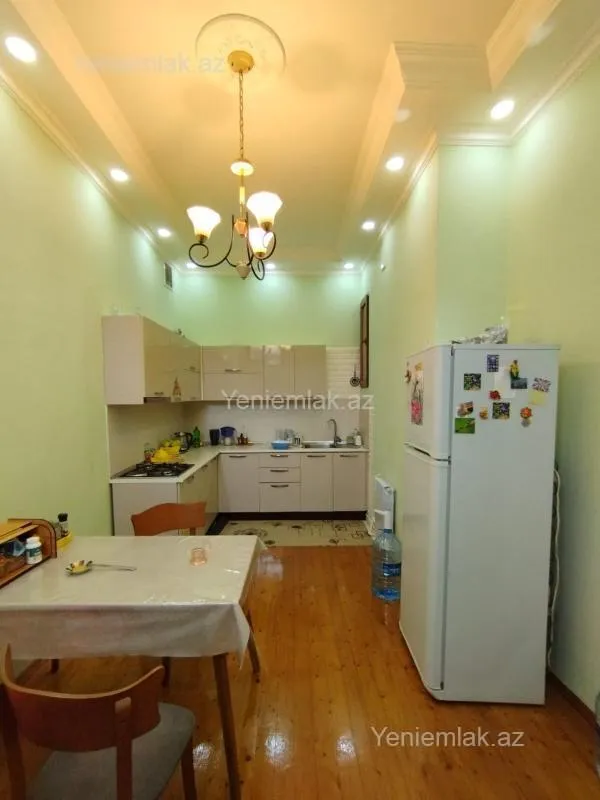 Satılır 8 otaqlı həyət evi 200 m²