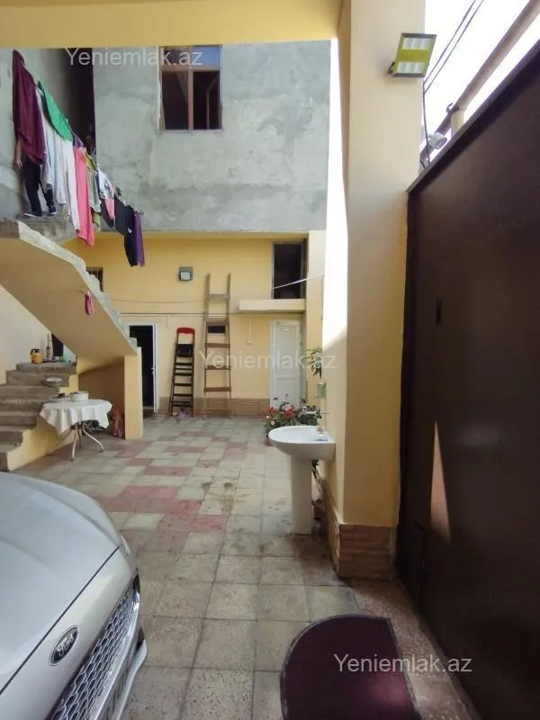 Satılır 8 otaqlı həyət evi 200 m²