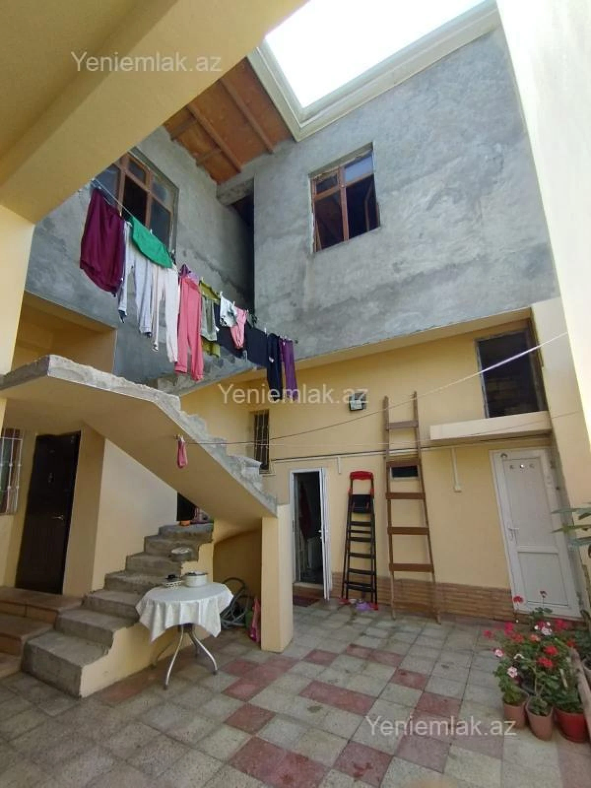 Satılır 8 otaqlı həyət evi 200 m²