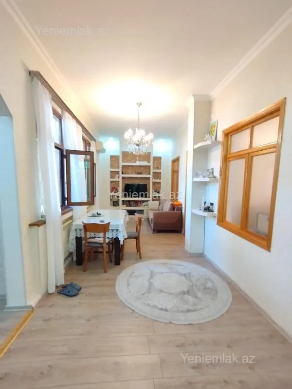 Satılır 8 otaqlı həyət evi 200 m²