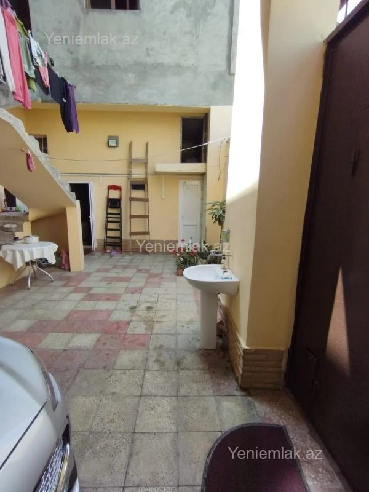 Satılır 8 otaqlı həyət evi 200 m²