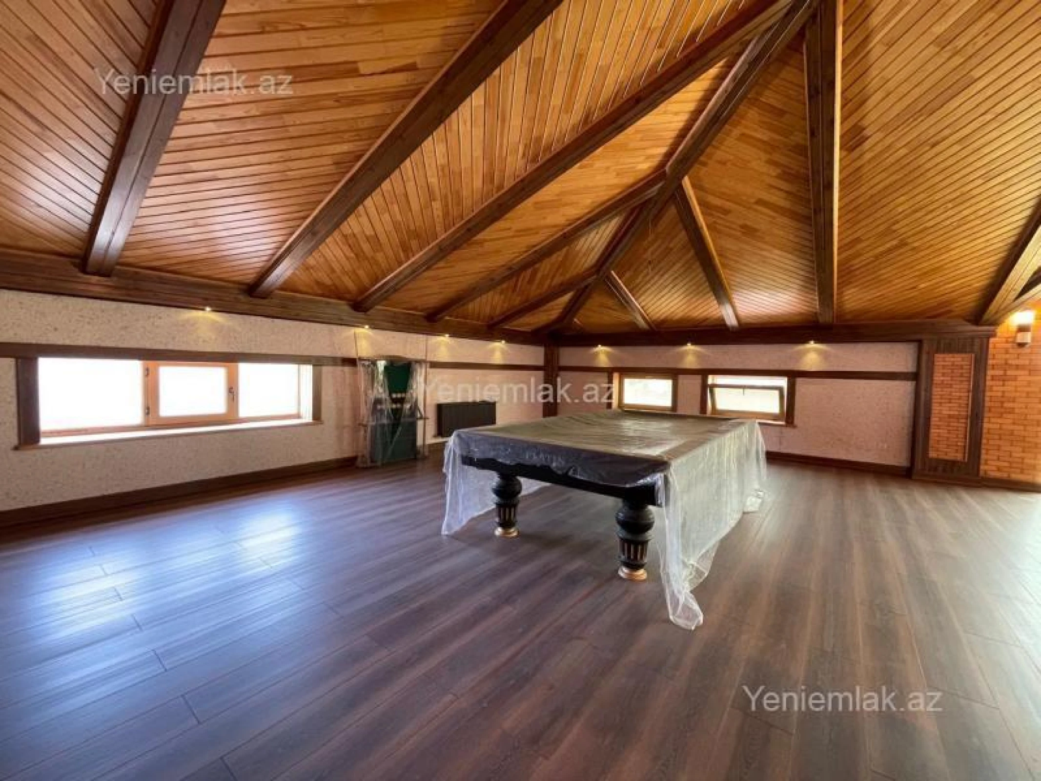 Satılır 8 otaqlı həyət evi 1000 m²