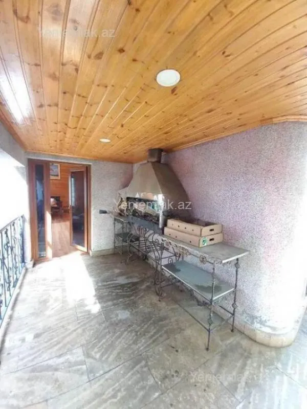 Satılır 8 otaqlı həyət evi 1000 m²