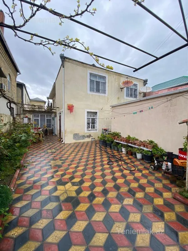 Satılır 6 otaqlı həyət evi 250 m²