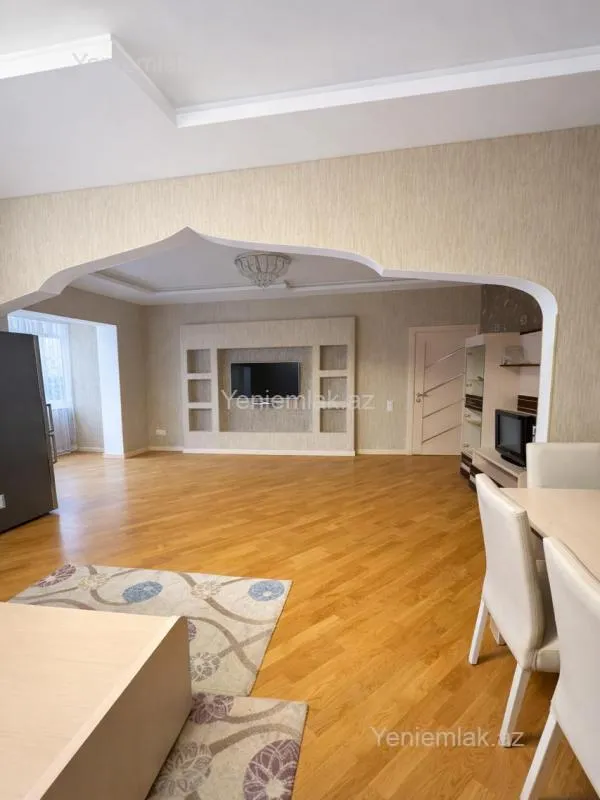 Satılır 5 otaqlı köhnə tikili 120 m²