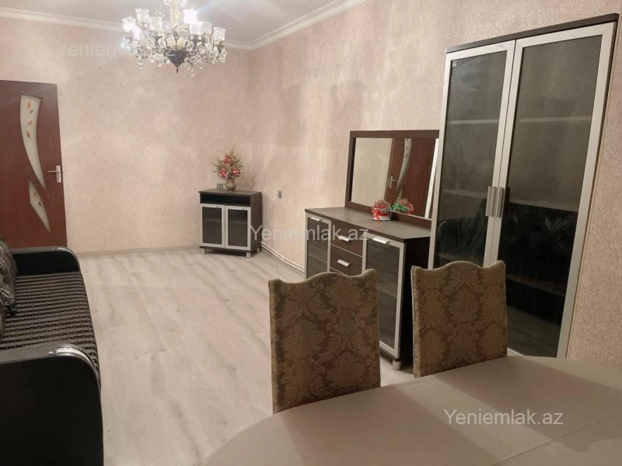 Satılır 9 otaqlı köhnə tikili 80 m²