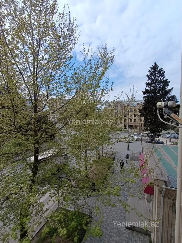 Satılır 2 otaqlı köhnə tikili 61 m²