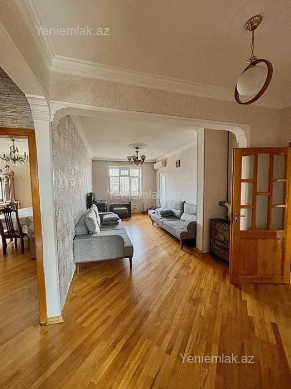 Satılır 5 otaqlı köhnə tikili 110 m²