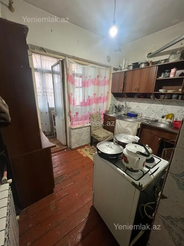 Satılır 4 otaqlı köhnə tikili 100 m²