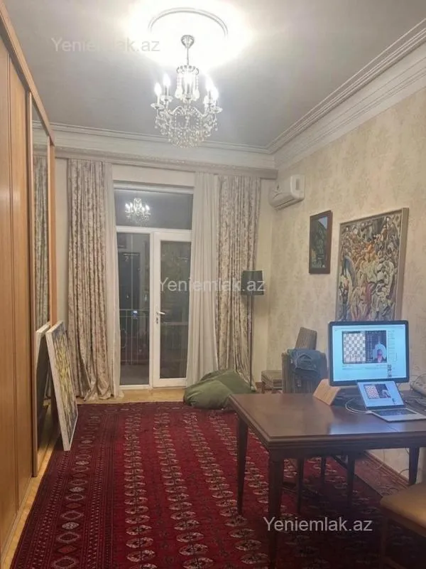 Satılır 5 otaqlı köhnə tikili 160 m²