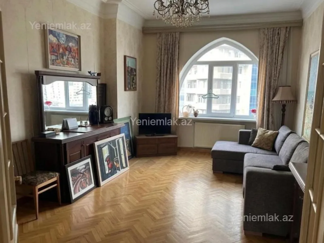 Satılır 5 otaqlı köhnə tikili 160 m²
