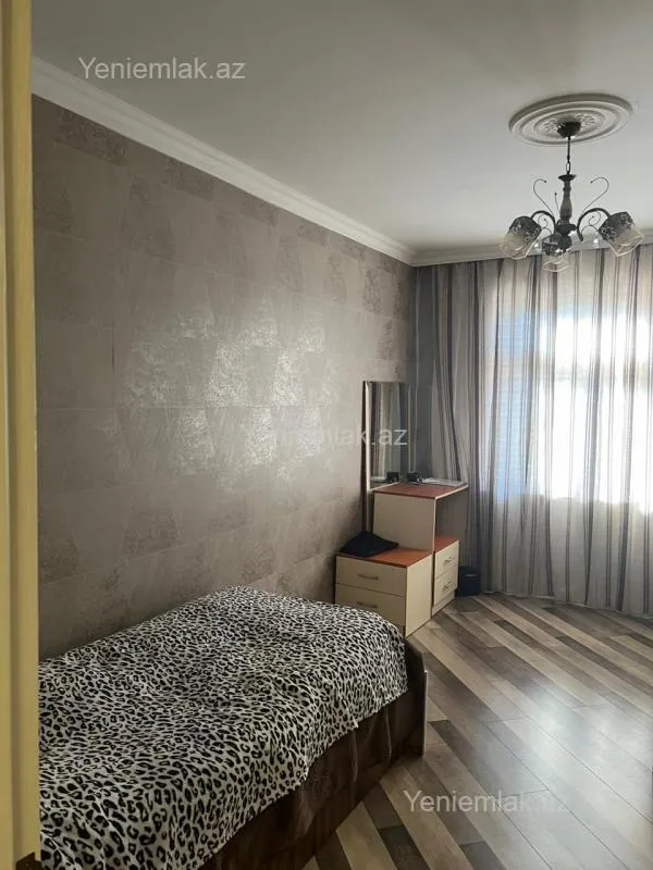 Satılır 4 otaqlı köhnə tikili 110 m²