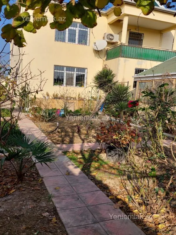 Satılır 6 otaqlı həyət evi 300 m²