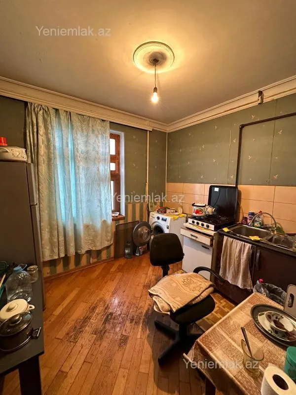 Satılır 2 otaqlı köhnə tikili 60 m²