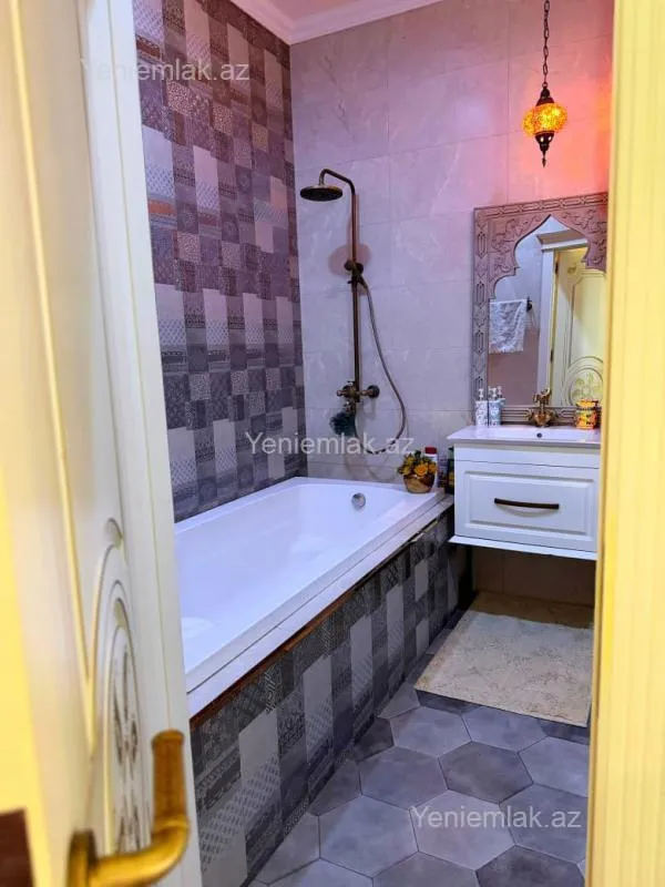 Satılır 4 otaqlı yeni tikili 160.5 m²