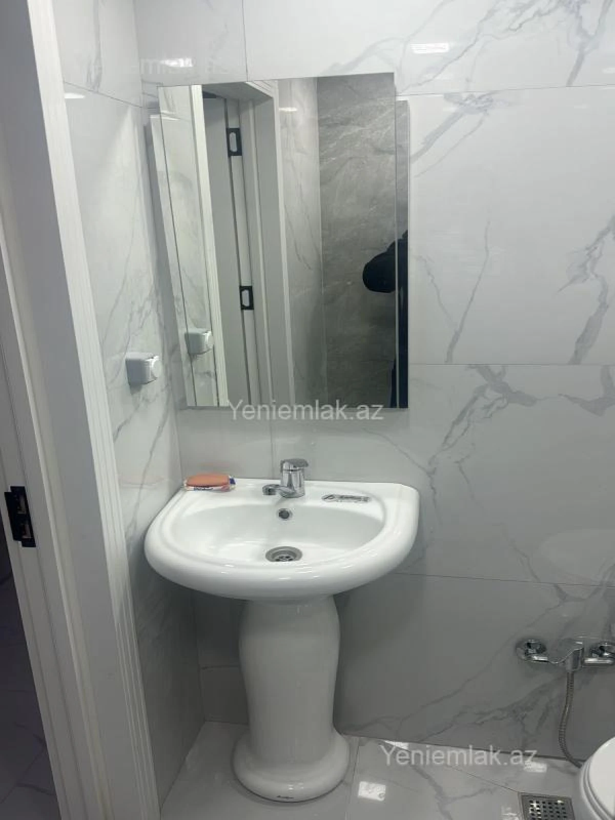 Satılır 2 otaqlı köhnə tikili 55 m²