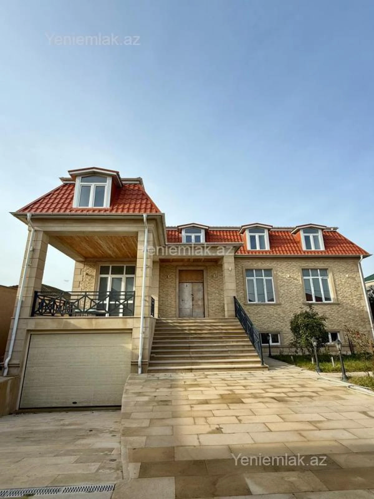 Satılır 10 otaqlı həyət evi 690 m²