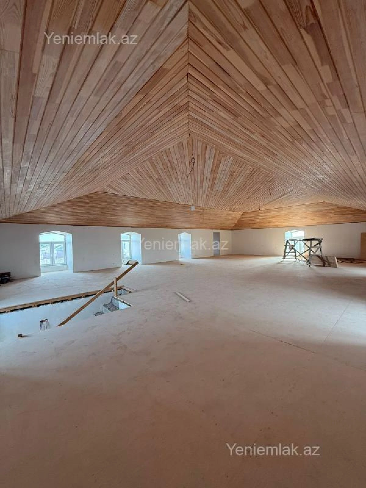 Satılır 10 otaqlı həyət evi 690 m²