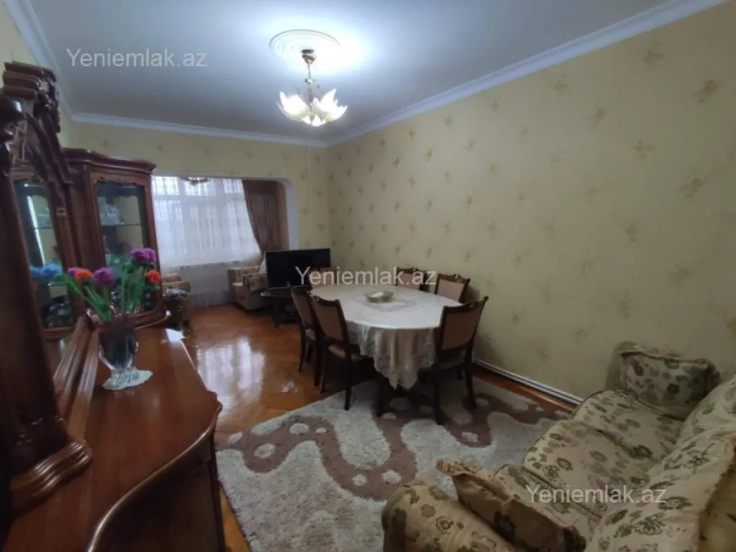 Satılır 4 otaqlı köhnə tikili 110 m²