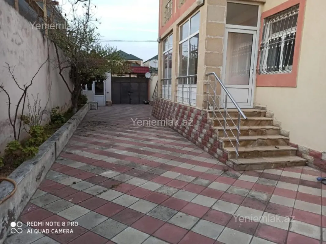Satılır 8 otaqlı həyət evi 300 m²
