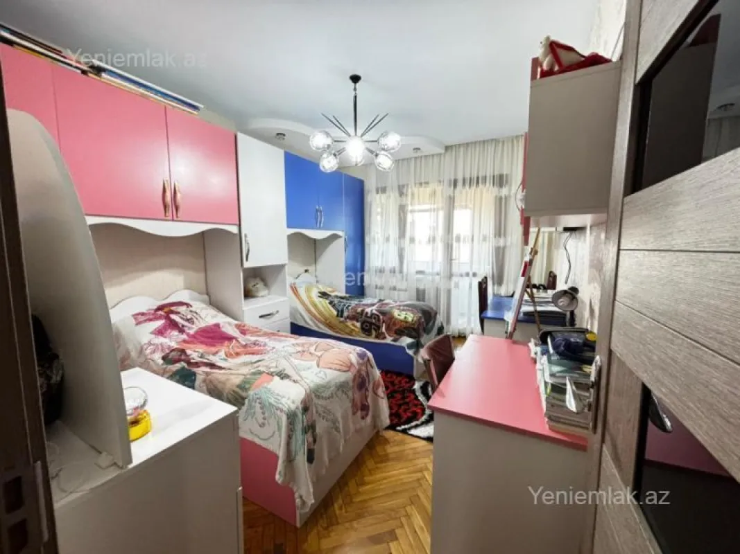 Satılır 4 otaqlı köhnə tikili 110 m²