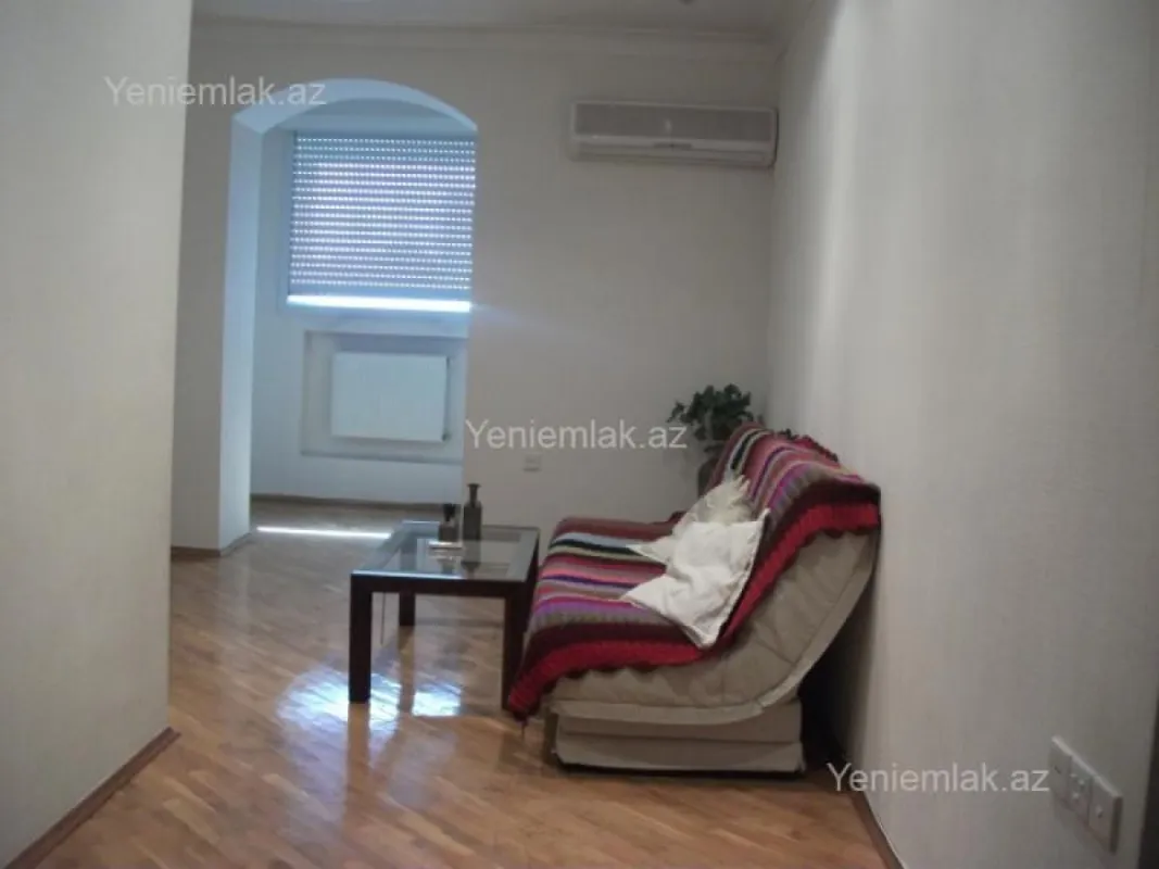 Satılır 5 otaqlı köhnə tikili 200 m²