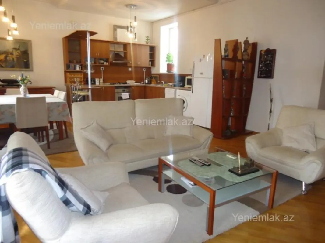 Satılır 5 otaqlı köhnə tikili 200 m²