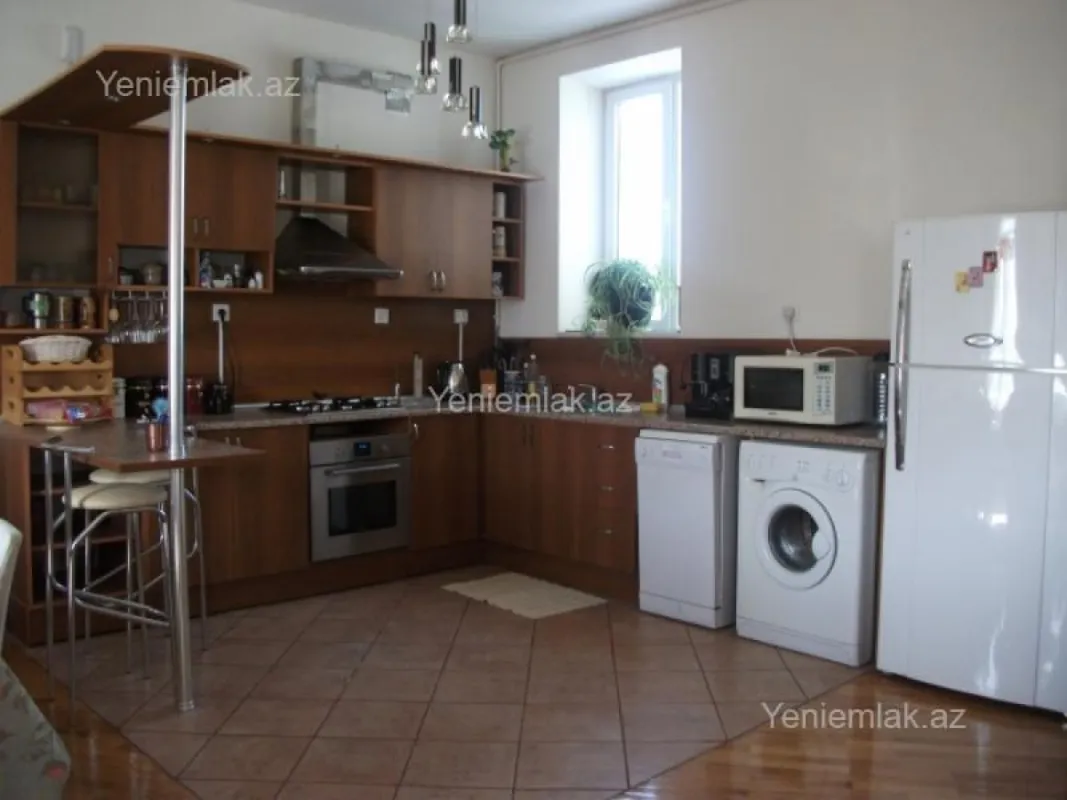 Satılır 5 otaqlı köhnə tikili 200 m²