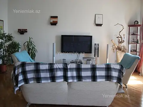 Satılır 5 otaqlı köhnə tikili 200 m²