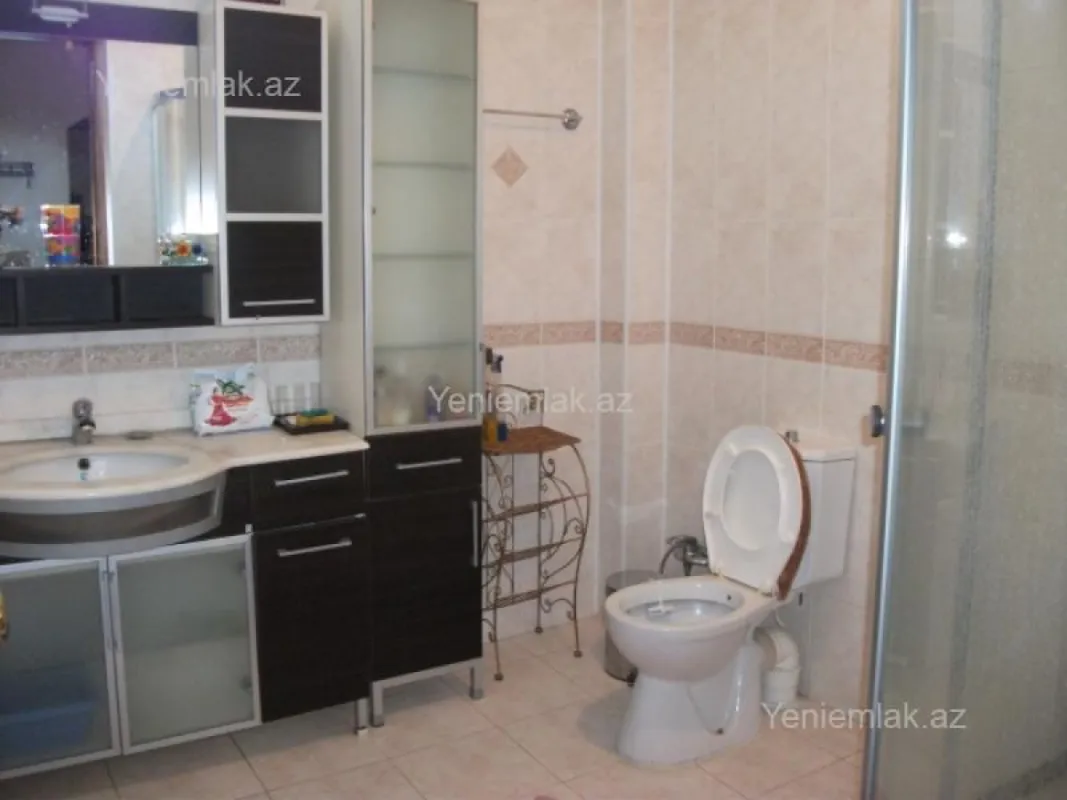 Satılır 5 otaqlı köhnə tikili 200 m²