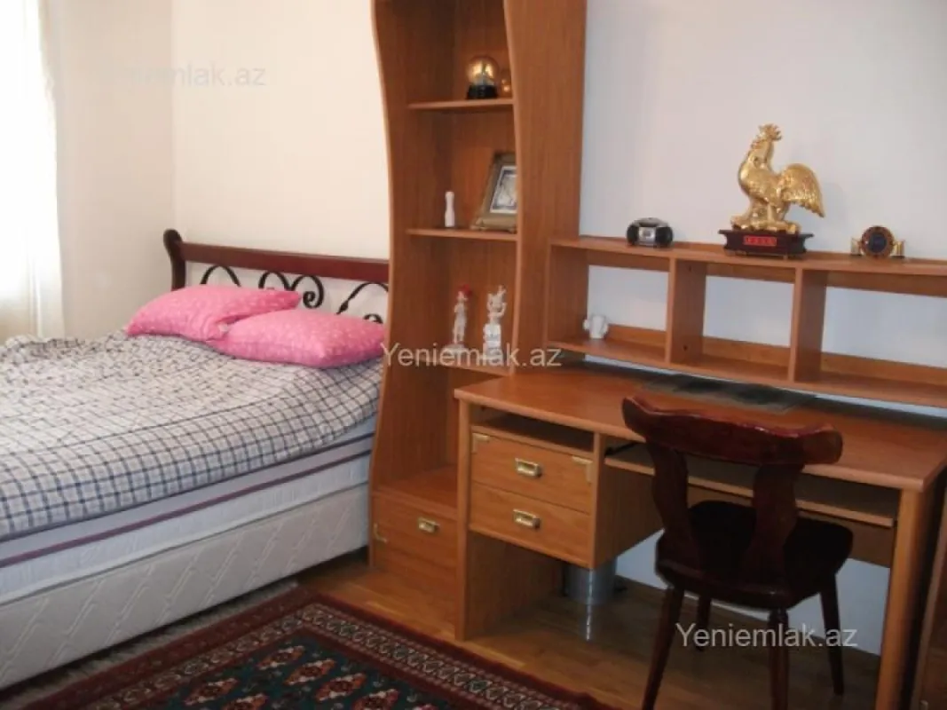 Satılır 5 otaqlı köhnə tikili 200 m²