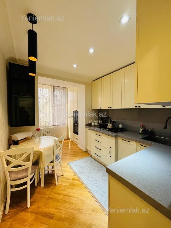 Satılır 3 otaqlı köhnə tikili 100 m²