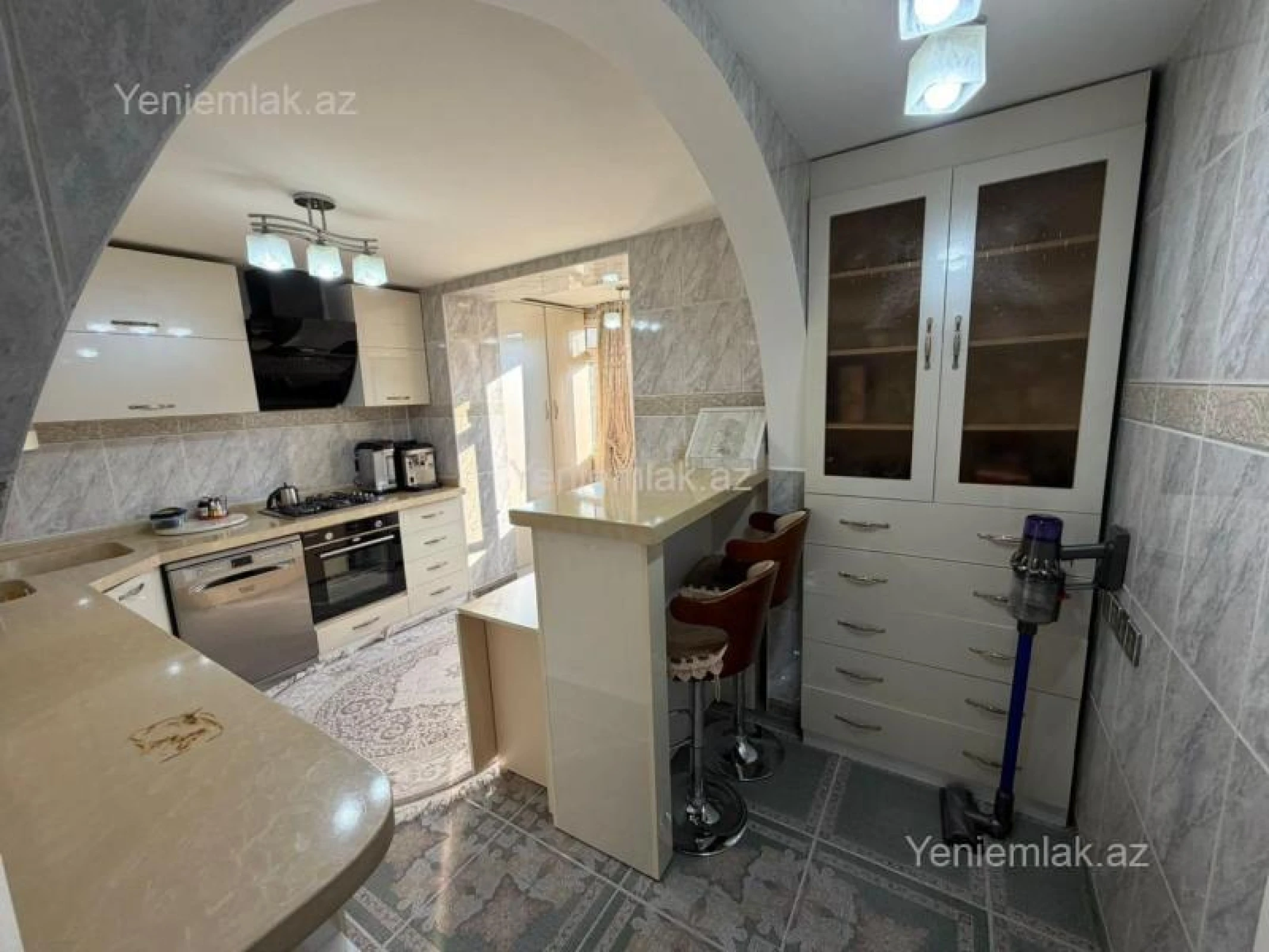 Satılır 2 otaqlı köhnə tikili 120 m²